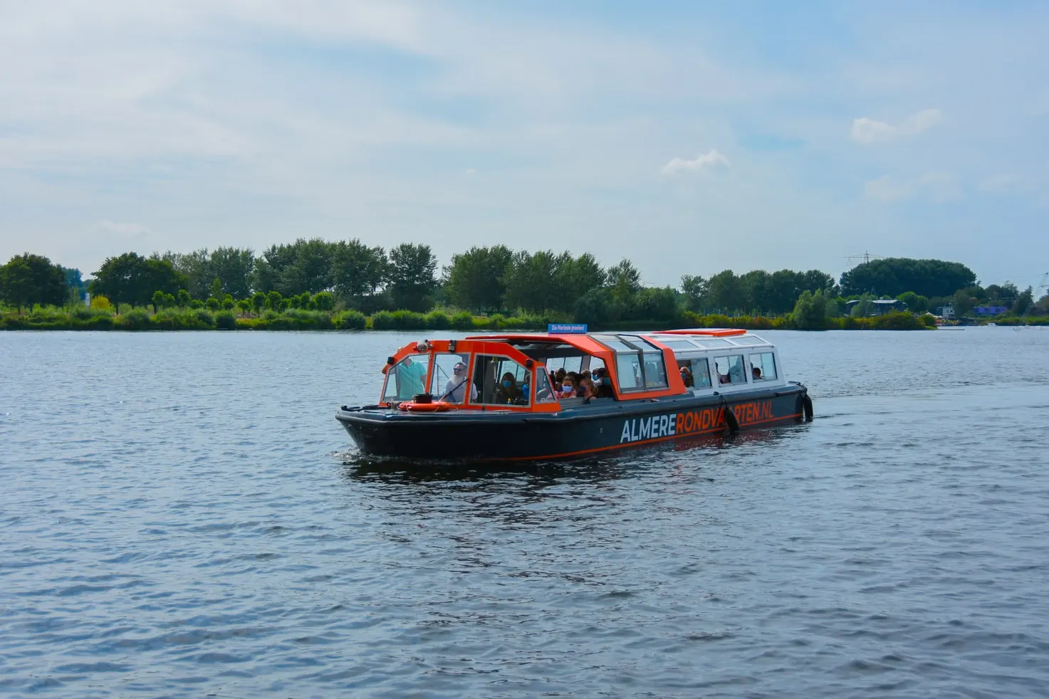 Boot van Almere City Tours op het Weerwater