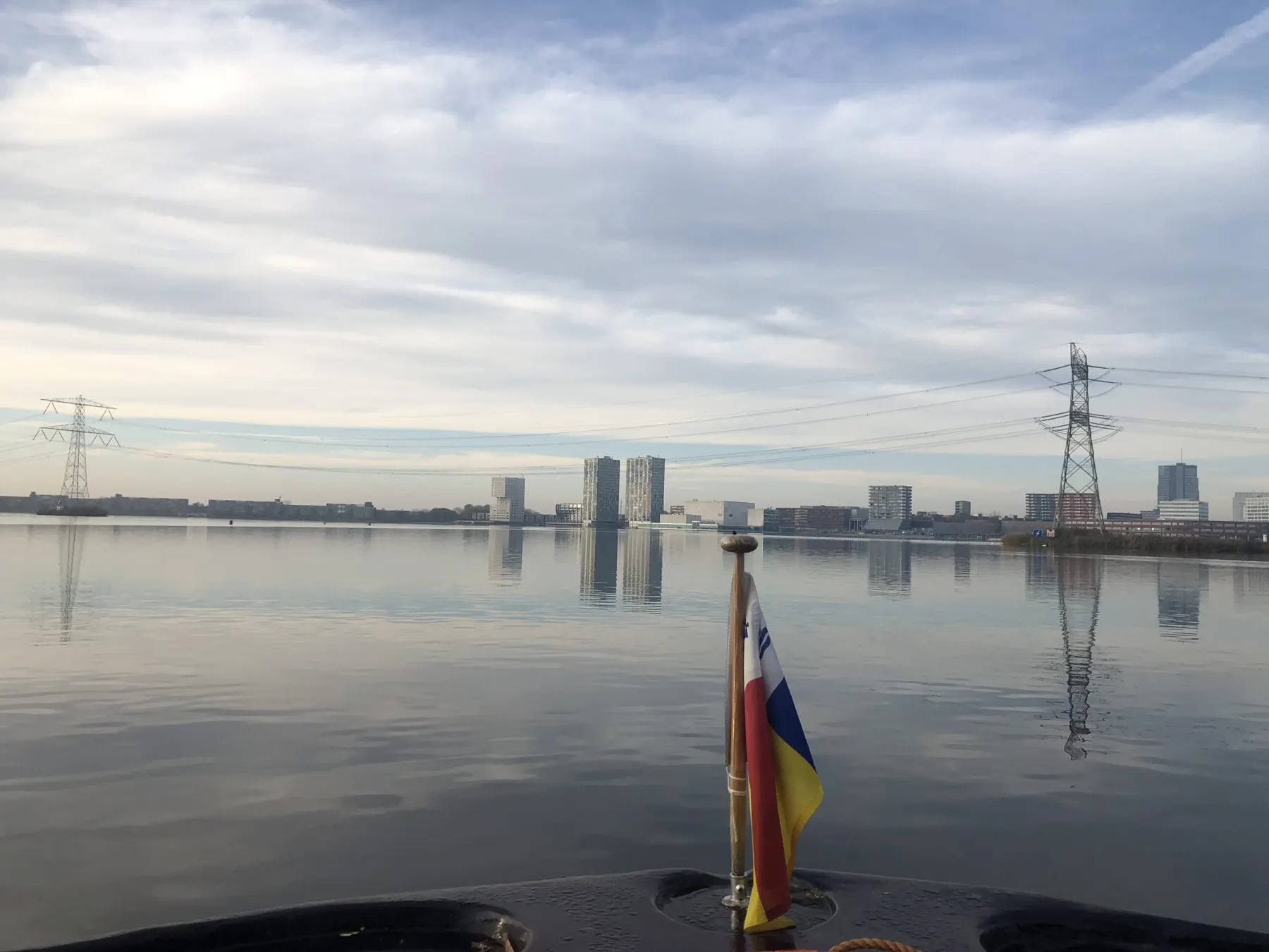 Breed water en de skyline van Almere in de verte